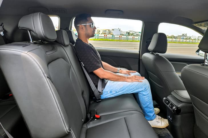 Vinfast VF MPV 7 second row seat space