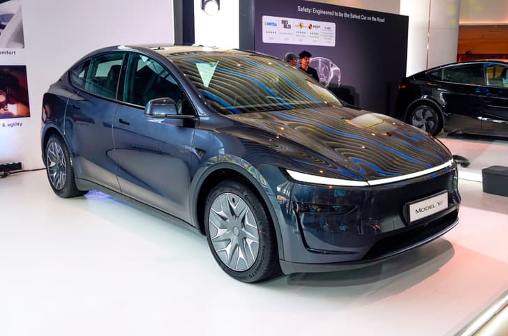 Tesla Model Y L front quarter static