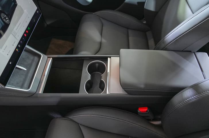 Tesla Model Y L centre console