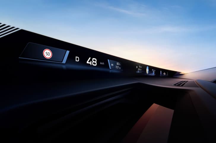BMW iX3 LWB Panoramic Vision display