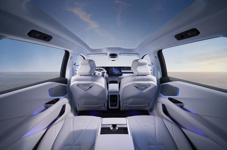 BMW iX3 LWB panoramic glass roof