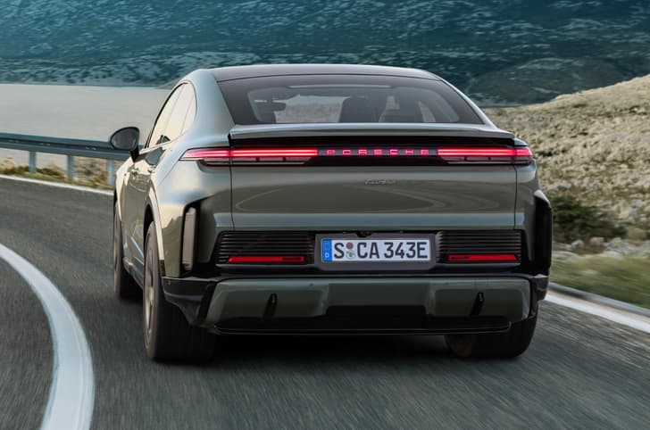 Porsche Cayenne Coupe Electric rear tracking