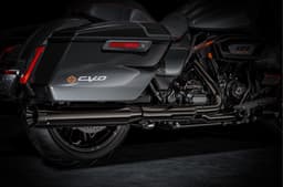 Harley Davidson CVO Street Glide exhaust and saddle