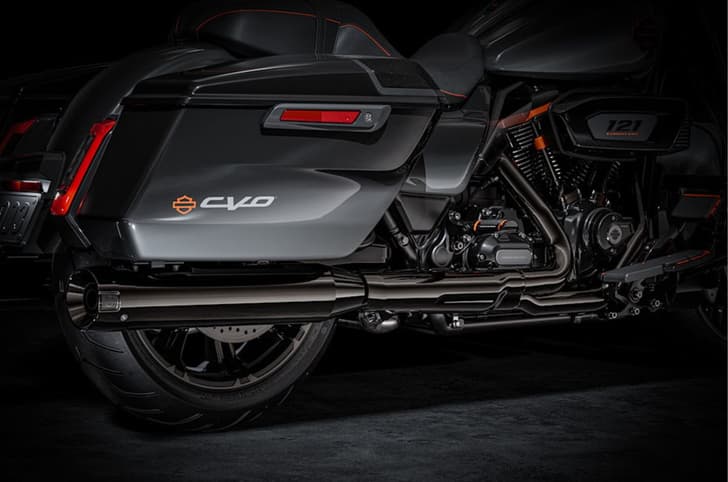 Harley Davidson CVO Street Glide exhaust and saddle