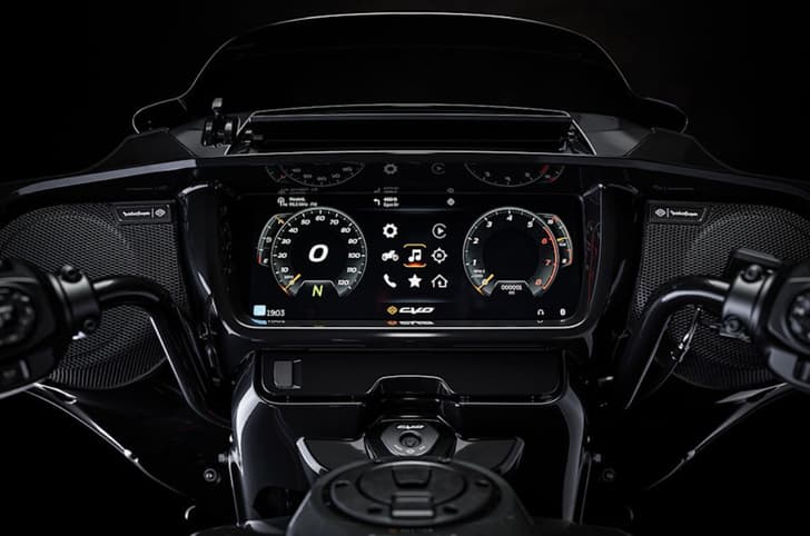 Harley Davidson CVO Street Glide TFT dash