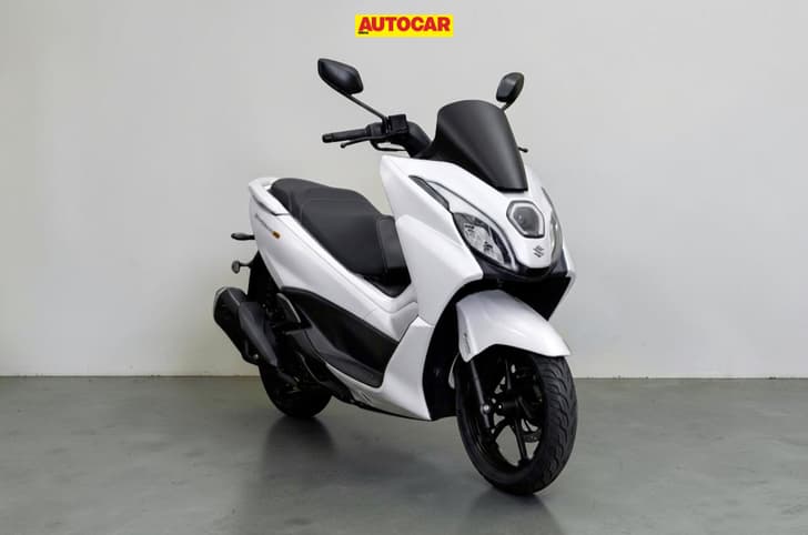 Suzuki Burgman 15 front three quarter image