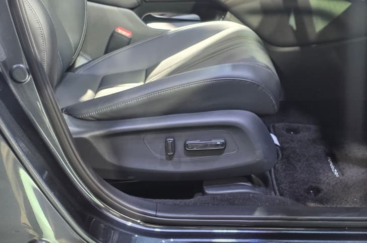 Honda ZR-V powered front seats