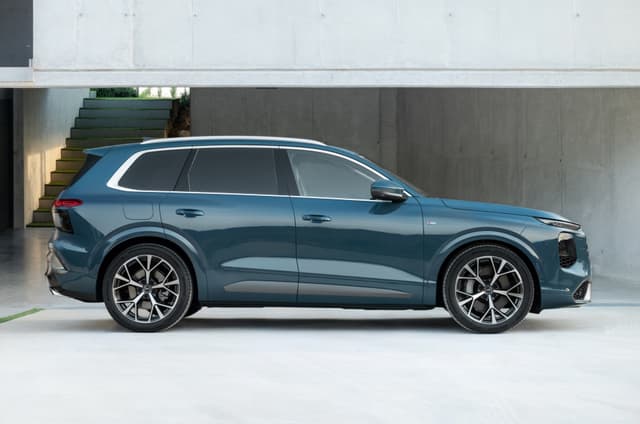 2026 audi q7 on road