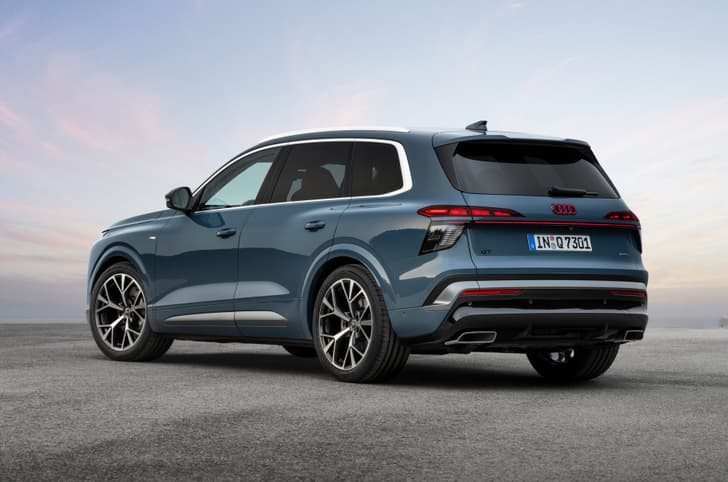 2026 audi q7 on road