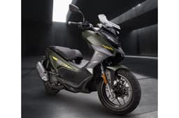 Hero Xoom 160 front three quarter