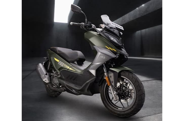 Hero Xoom 160 front three quarter