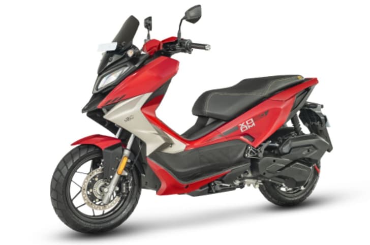 Hero Xoom 160 front three quarter