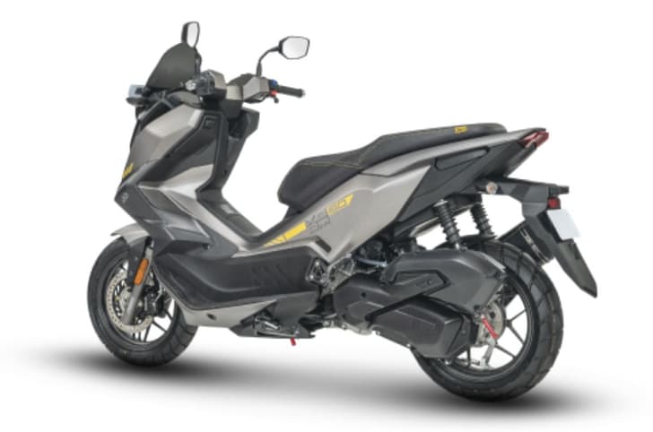 Hero Xoom 160 left rear three quarter