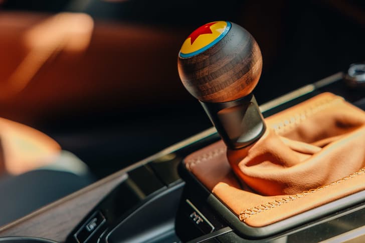 Porsche 911 Carrera T inspired by Woody gear lever.