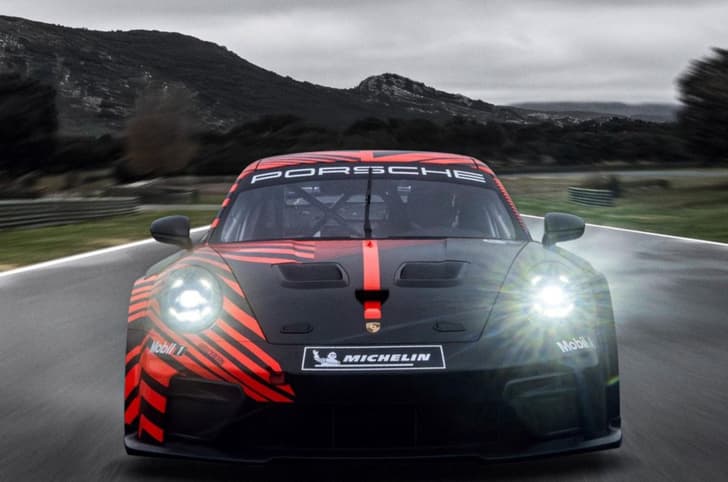 Porsche 911 GT4 R front tracking