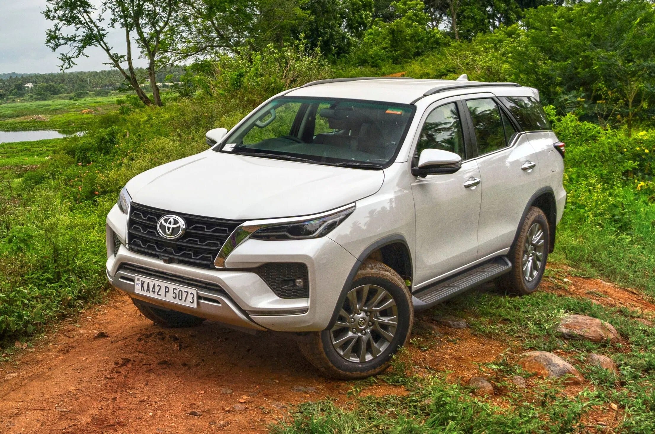 Toyota Fortuner front quarter static