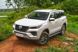 Toyota Fortuner front quarter static