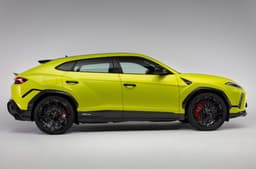 Lamborghini Urus SE Performante side