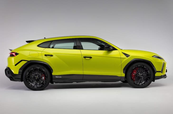 Lamborghini Urus SE Performante side