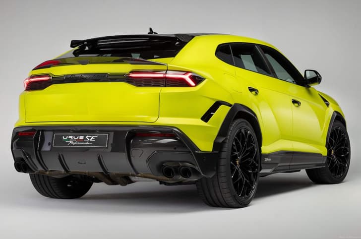 Lamborghini Urus SE Performante rear quarter