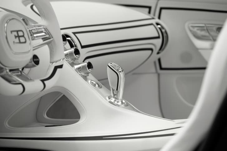 Bugatti Mistral Blanc Eternel gear lever