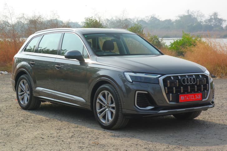 audi q7 in field