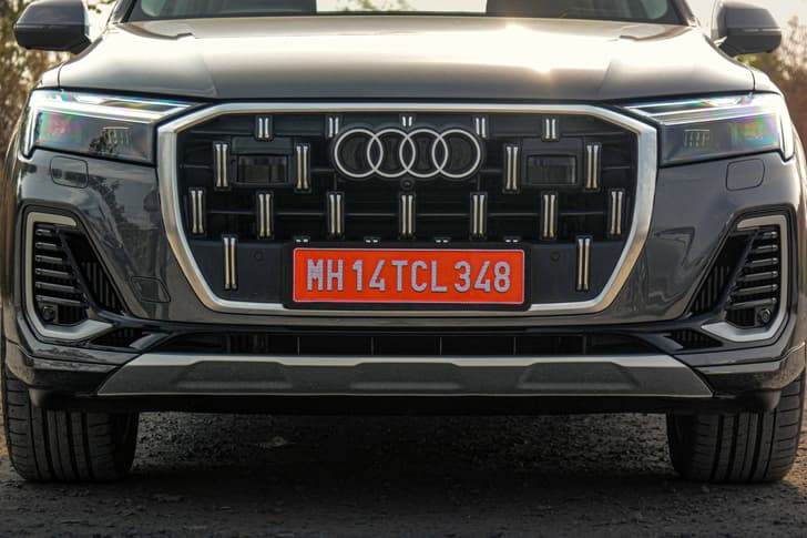audi q7 in field