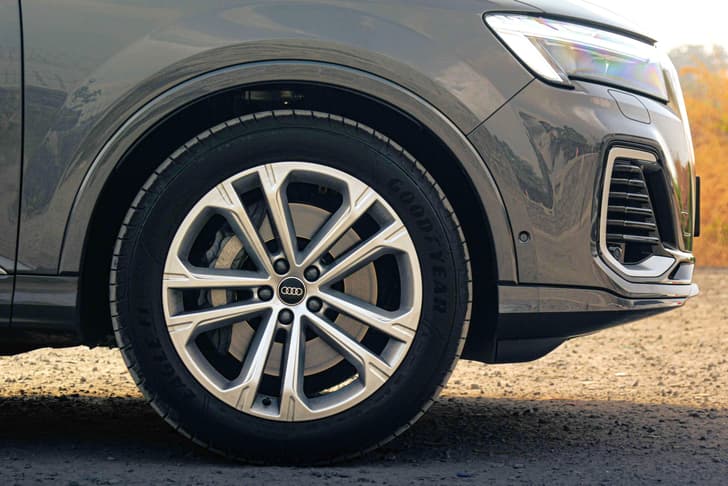 audi q7 in field