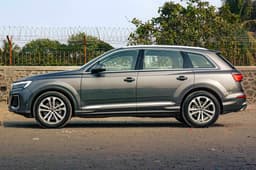 audi q7 in field
