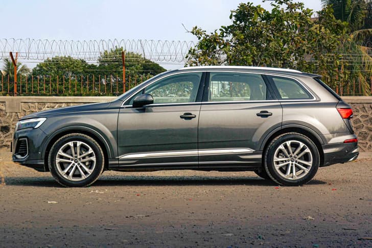 audi q7 in field