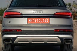 audi q7 in field