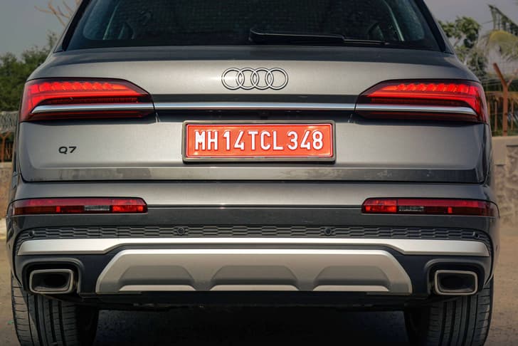 audi q7 in field