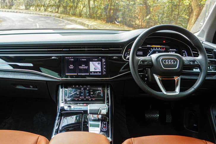 audi q7 on road