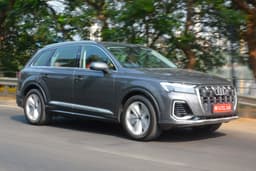 audi q7 on road