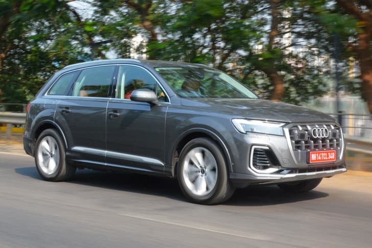 audi q7 on road
