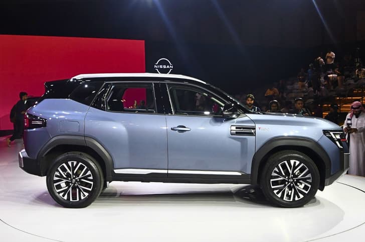 Nissan Tekton side
