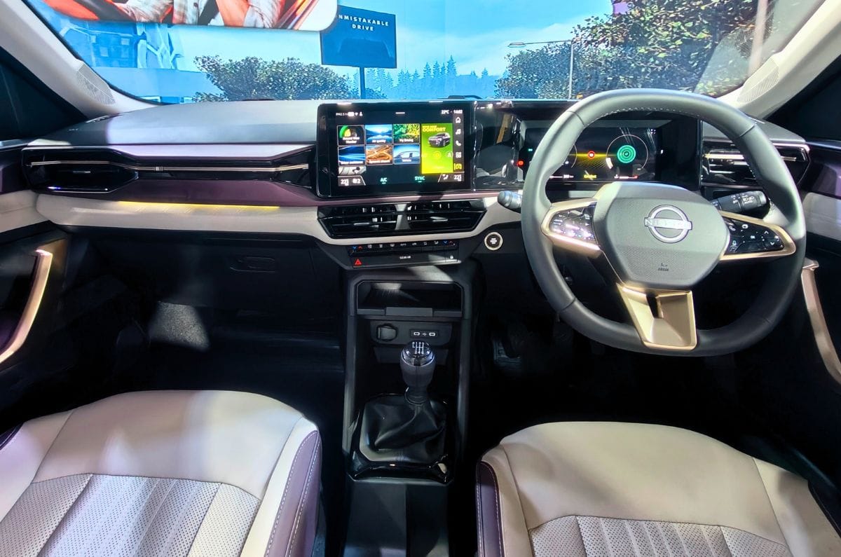 Nissan Tekton interior