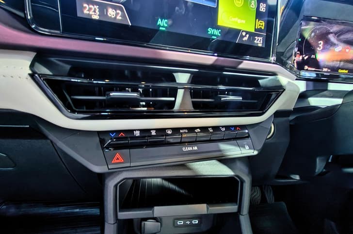 Nissan Tekton HVAC panel