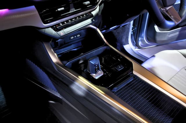 Nissan Tekton automatic centre console
