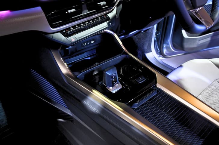 Nissan Tekton automatic centre console