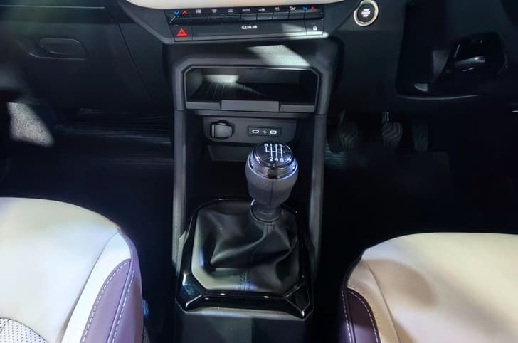 Nissan Tekton manual centre console