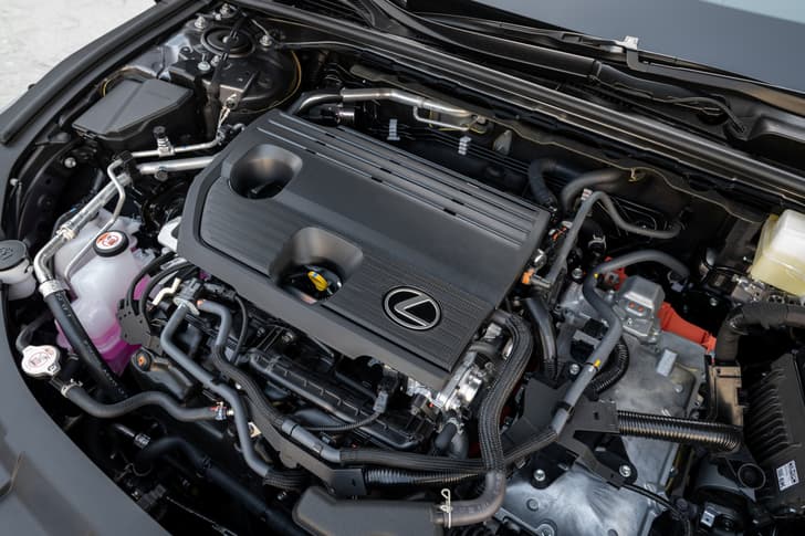 Lexus ES 350h engine bay