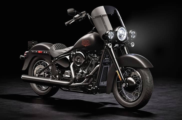 Harley Davidson Deadwood front three quarter