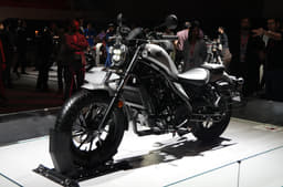Honda Rebel 300 front three quarter 