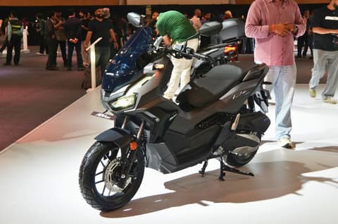 Honda ADV160 maxi-scooter image gallery