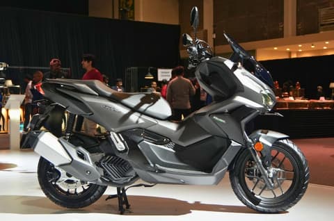 Honda ADV160 maxi-scooter image gallery
