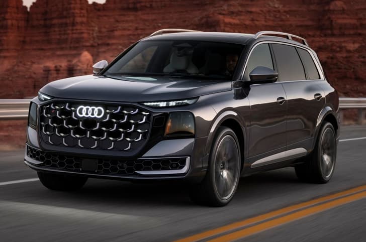 Audi SQ9 driving image