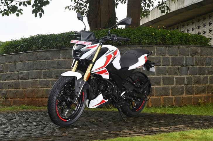 Bajaj Pulsar N160 SS front three quarter