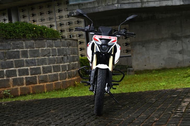 Bajaj Pulsar N160 SS front shot
