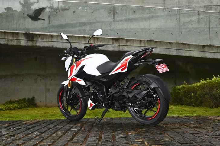 Bajaj Pulsar N160 SS rear three quarter